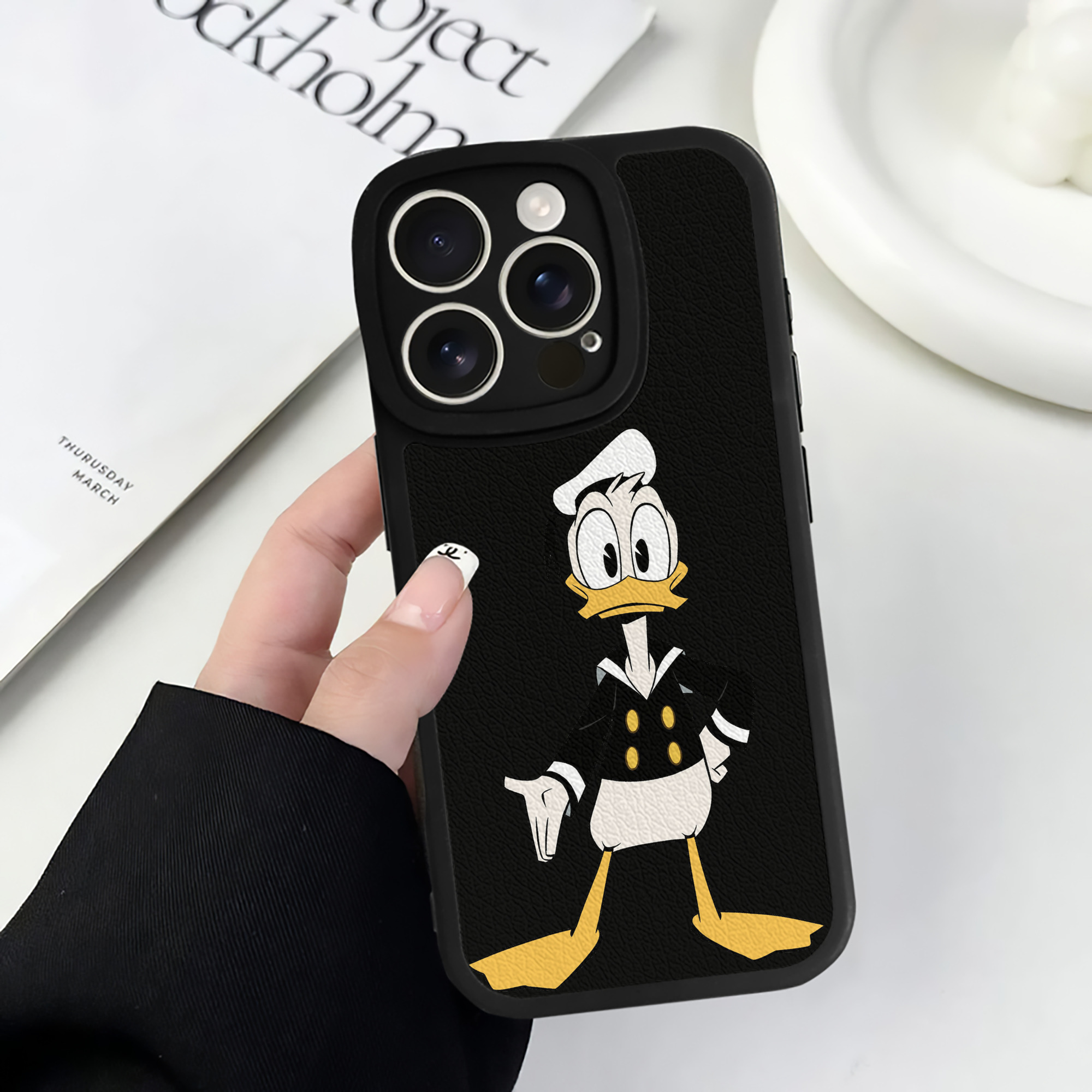 （画像用） ミッキーマウス Mickey Mouse 【iPhone 16シリーズ対応】シリコンスマホケース（レザー調） 材質：シリコン